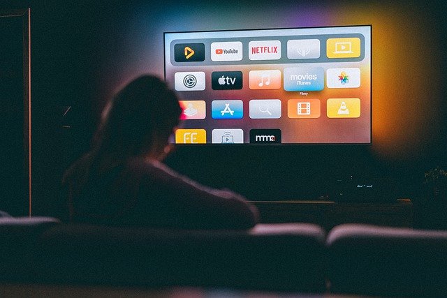applications-tv-watching-girl