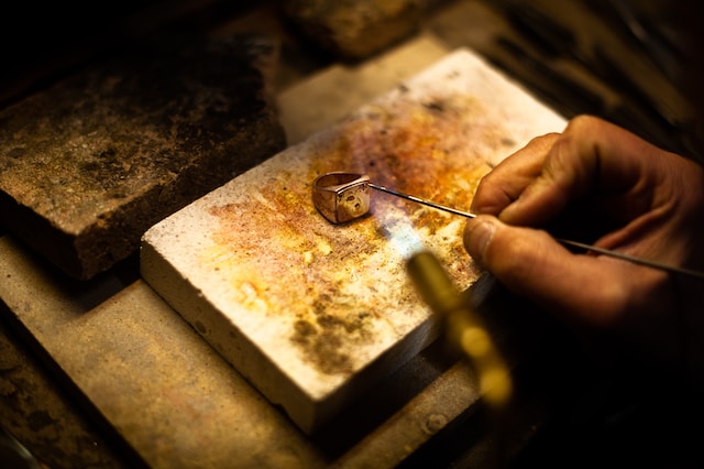 un homme effectue un travail soigné de restauration de la bague