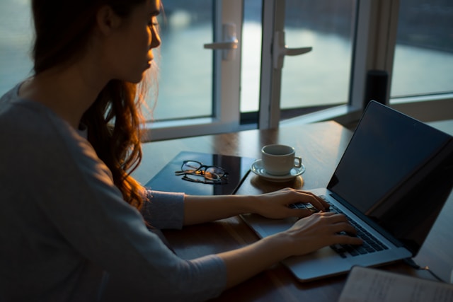 person typing on the pc