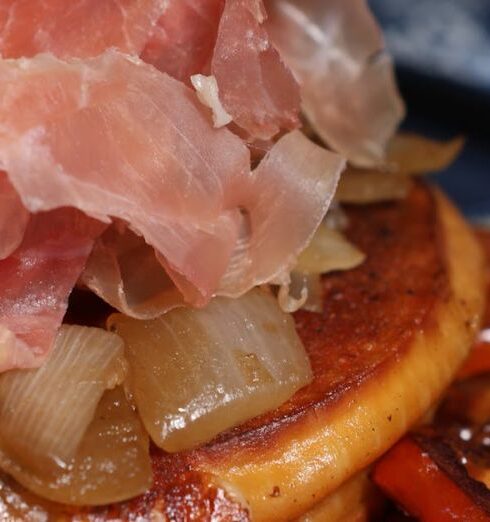 Meal Prep - A sandwich with ham and tomatoes on a black plate