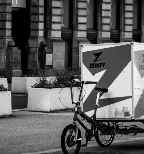 Last-Minute - a driverless delivery trike in a town square