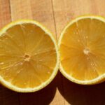 Sources - Two slices of lemon on a wooden surface