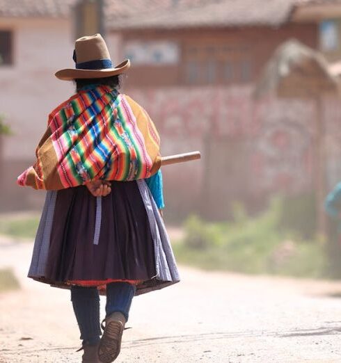 Skirts - Peruvian women with traditional dress in Cuper Bajo, Chinchero - Cusco