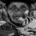 Indigenous Brands - Rostro de Sabiduría Andina: El tiempo reflejado en el rostro de esta mujer de la zona rural. Su mirada, profunda y serena, es testimonio de una vida marcada por el trabajo, la tradición y ...