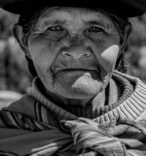 Indigenous Brands - Rostro de Sabiduría Andina: El tiempo reflejado en el rostro de esta mujer de la zona rural. Su mirada, profunda y serena, es testimonio de una vida marcada por el trabajo, la tradición y ...