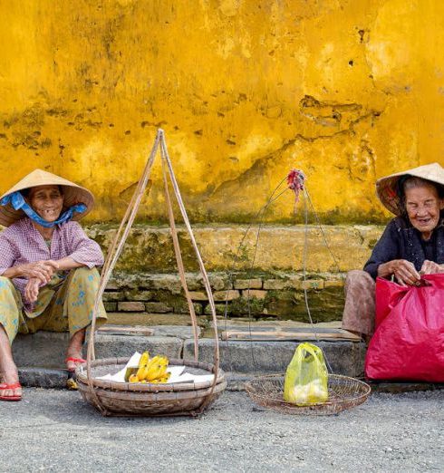 Cross-Selling - Vibrant scene of elderly street vendors in Hội An, Vietnam.