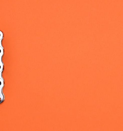 Objectives - Metal chain forming the number one on an orange background, ideal for design concepts.