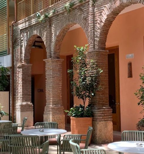 Lounge Area - Sunny outdoor café with classic architecture in Santo Domingo, perfect for relaxation.