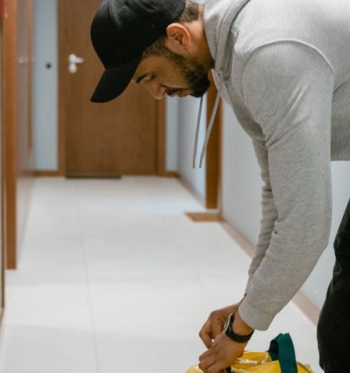 Subscription Services - A deliveryman in a hallway securing a food thermal bag.